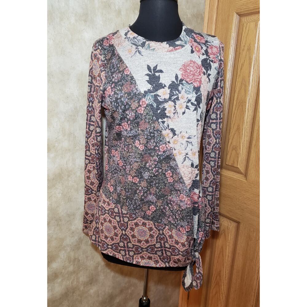 World Unity size medium floral print pullover sweater